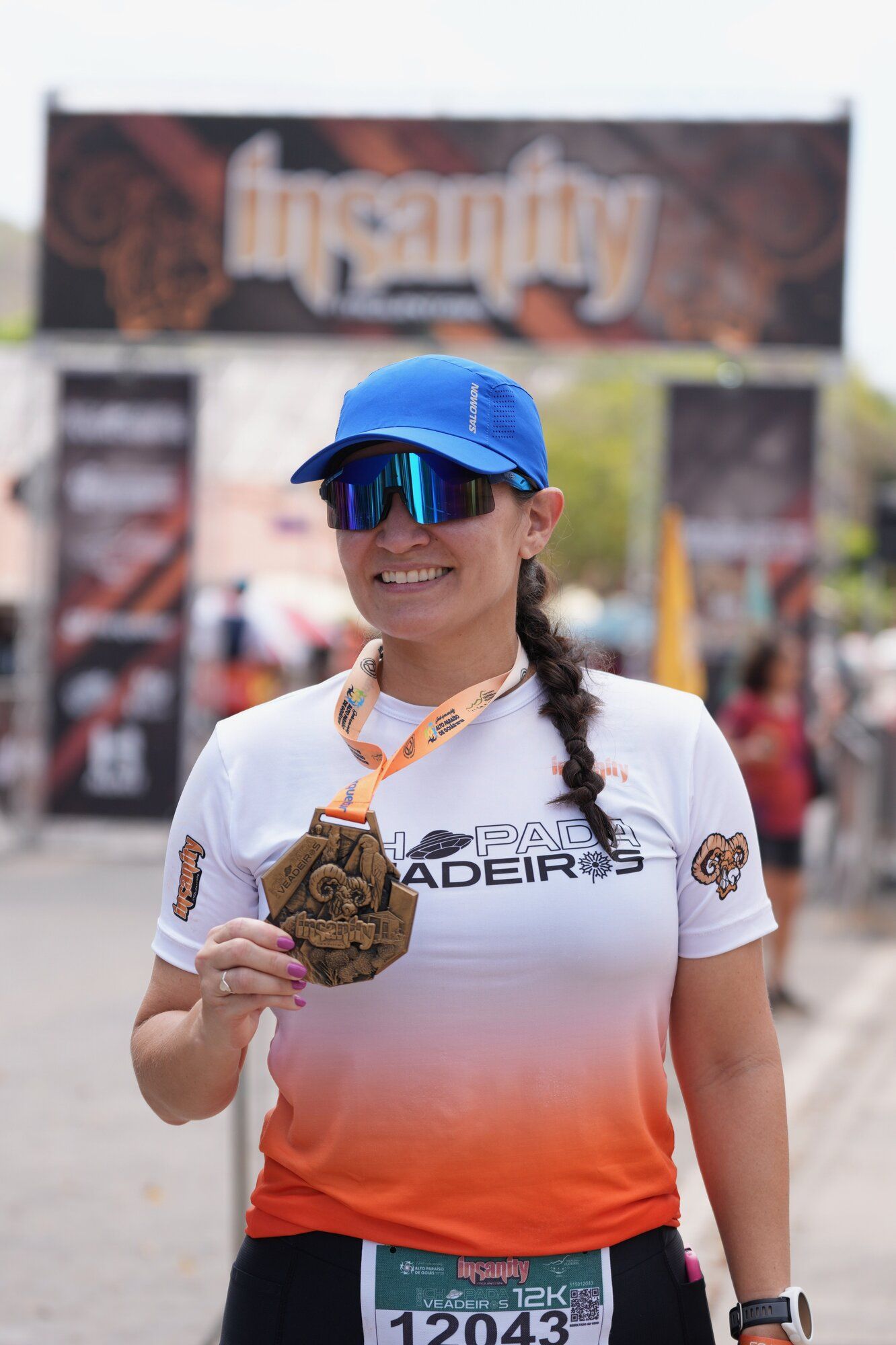 Licia Furtado com a medalha depois de completar uma prova de corrida